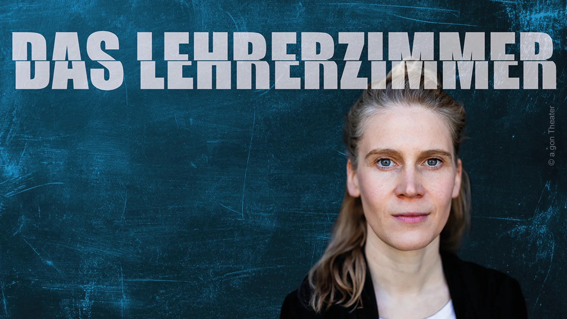 Frau vor Tafel blickt ernst, darüber Schrift „Das Lehrerzimmer“, sachliches Porträt mit blauem Hintergrund.